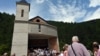 Umat Katolik Bosnia berkumpul untuk berdoa selama upacara pembukaan gereja Katolik yang baru dibangun di Bugojno, pada 2 Agustus 2022. (Foto: AFP/Elvis Barukcic)