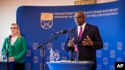 美國防長奧斯汀與捷克防長切爾諾霍娃在布拉格聯合舉行記者會。(2022年9月9日)