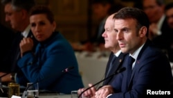 Presiden Prancis Emmanuel Macron menyampaikan pidato untuk membuka pertemuan yang digelar sebagai bentuk dukungan terhadap Ukraian di Paris, pada 26 Februari 2024. (Foto: Reuters/Gonzalo Fuentes)