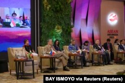 Kursi kosong Menlu Myanmar terlihat saat pertemuan antarmenteri Menlu ASEAN dengan Komisi Antarpemerintah untuk Perwakilan Hak Asasi Manusia ASEAN (kanan) sebagai bagian dari Pertemuan Menlu ASEAN di Jakarta, 11 Juli 2023. (Foto: BAY ISMOYO via REUTERS)