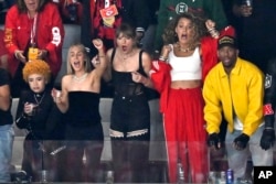 Pevačica Tejlor Svift i glumica Blejk Lajvli u loži stadiona u Las Vegasu (Foto: AP/David Becker)