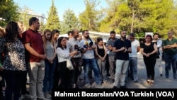 FILE - A crowd gathers outside a Turkish court after it decided to release 14 Kurdish journalists on bail in Diyarbakir, Turkey, on July 12, 2023. (Photo: Mahmut Bozarslan/VOA Turkish).