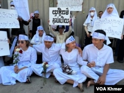 រូបឯកសារ៖ ក្រុមសកម្មជន​ចលនា​មាតា​ធម្មជាតិ​អង្គុយ​រងចាំ​ការប្រកាស​សាលក្រមនៅ​ថ្ងៃទី​២ ខែកក្កដា ឆ្នាំ២០២៤។ (កាន់ វិច្ឆិកា/វីអូអេ)