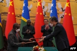 中國總理李強與所羅門群島總理索加瓦雷在北京人大會堂出席一個簽字儀式。（2023年7月10日）