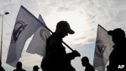 伊拉克什葉派民兵在巴格達參加被美國空襲打死的人員的葬禮。（2024年2月4日）