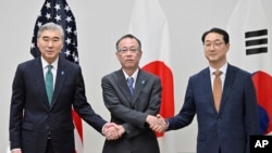 성 김(왼쪽) 미 국무부 대북특별대표와 김건(오른쪽) 한국 외교부 한반도평화교섭본부장, 후나코시 다케히로 일본 외무성 아시아 대양주국장이 지난 20일 일본 가루이자와에서 회동하고 있다. (자료사진)