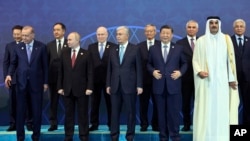 카자흐스탄 아스타나에서 열린 상하이협력기구(SCO) 정상회의에 참석한 정상들이 사진을 찍기 위해 모여 있다. (자료사진)