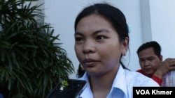 យុវតី ទក នីតា អាយុ១៧ឆ្នាំ សិស្សថ្នាក់ទី១២​ ផ្តល់​បទ​សម្ភាស​ដល់​វីអូអេ នៅ​រាជធានី​ភ្នំពេញ នៅថ្ងៃ​ទី៦ ខែវិច្ឆិកា ឆ្នាំ២០២៣។ (ស៊ឹម​ ចាន់​សំណាង/វីអូអេ)