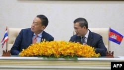 នាយករដ្ឋមន្ត្រីកម្ពុជាលោក ហ៊ុន ម៉ាណែត និងនាយករដ្ឋមន្ត្រីថៃលោក សេដ្ឋា ថាវីស៊ីន (Srettha Thavisin) ពិភាក្សាគ្នាក្នុងជំនួបមួយ នៅវិមានសន្តិភាព រាជធានីភ្នំពេញ ថ្ងៃទី ២៨ ខែកញ្ញា ឆ្នាំ ២០២៣។ (Handout / Agence Kampuchea Press (AKP) / AFP)