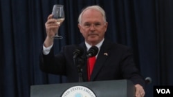 Ambasador Sjedinjenih Američkih Država u Srbiji Kristofer Hil nazdravlja na prijemu povodom Dana nezavisnosti SAD (foto: Fonet / Milica Vučković)