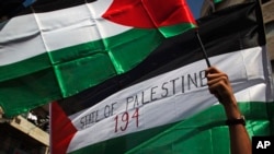 유엔에서 열린 팔레스타인 국가 승인을 지지하는 집회에서 팔레스타인 국기를 휘두르고 있는 팔레스타인인들 (자료사진) 