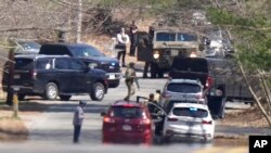 សមត្ថកិច្ចប្រមូលផ្តុំគ្នានៅលើផ្លូវមួយកាលពីថ្ងៃទី ១៣ ខែមេសា ឆ្នាំ ២០២៣ ក្នុងទីក្រុង Dighton រដ្ឋ Massachusetts នៅជិតកន្លែងដែលភ្នាក់ងារ FBI បានជួបប្រជុំគ្នានៅផ្ទះរបស់ជនសង្ស័យក្នុងការបង្ហាញឯកសារសម្ងាត់កម្រិតខ្ពស់របស់សហរដ្ឋអាមេរិក។