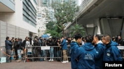 资料照片: 2023年12月18日《苹果日报》创办人黎智英接受国家安全罪名审判，传媒在西九龙裁判法院外等候