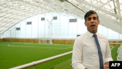 英國首相辛偉誠在倫敦參觀非營利組織時對媒體講話。（2024年5月7日）