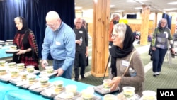 گروه از غیرمسلمانان حین اخذ غذای افطار در مسجد ابوبكر صديق شهر مینیاپولیس امریکا