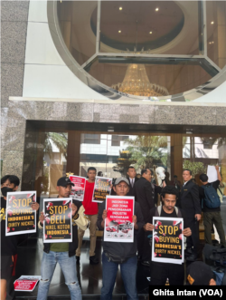 Koalisi Masyakat sipil menggeruduk acara Konferensi Mineral Kritis Indonesia 2024 di Hotel Mulia, Senayan, Jakarta, Kamis (13/6). (Foto: VOA/Ghita Intan)