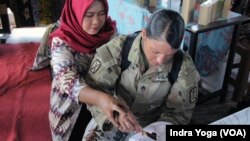 Personel tentara Amerika Serikat mencoba membatik dalam sela-sela istirahat saat pembukaan Super Garuda Shield 2023 di Baluran, Jawa Timur, pada 31 Agustus 2023. (Foto: VOA/Indra Yoga)