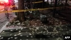 Ova fotografija u prilogu snimljena 9. juna 2024. i koju je obezbedilo južnokorejsko ministarstvo odbrane prikazuje neidentifikovane predmete za koje se veruje da su severnokorejsko smeće iz balona koji su prešli međukorejsku granicu, na ulici u Seulu.