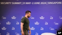 Presiden Ukraina Volodymyr Zelenskyy saat KTT Dialog Shangri-La ke-21 di Hotel Shangri-La di Singapura, 2 Juni 2024. (Foto: AP)
