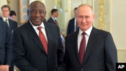 FILE - In this photo provided by Photo host Agency RIA Novosti, Russian President Vladimir Putin, right, and South African President Cyril Ramaphosa pose for a photo during a meeting with a delegation of African leaders and senior officials in St. Petersburg, June 17, 2023.