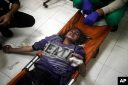 FILE - Seorang gadis Palestina yang terluka dalam pemboman Israel di Jalur Gaza menerima perawatan di rumah sakit Nasser di Khan Younis, Jalur Gaza selatan, 2 Januari 2024.