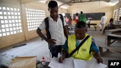 Un agent électoral documente les chiffres obtenus après le dépouillement des votes dans un bureau de vote à Lomé le 22 février 2020, lors des élections présidentielles. AFP / Pius Utomi Ekpei
