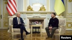 El presidente de Ucrania, Volodymyr Zelenskyy, y el presidente de Estados Unidos, Joe Biden, asisten a una reunión, en medio del ataque de Rusia a Ucrania, en Kiev, Ucrania, el 20 de febrero de 2023.