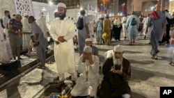 گروهی از مسلمانان در حال ادای نماز در شهر مکه