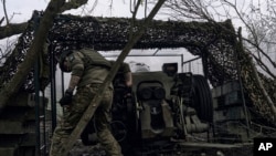 Ukrajinski vojnik na položaju blizu Bahmuta (Foto: AP/Libkos)