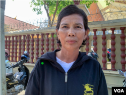 អ្នកស្រី សេង ចាន់ថន អាយុ៥០ ផ្តល់បទសម្ភាសន៍ដល់អ្នកសារព័ត៌មានវីអូអេ នៅខាងក្រៅតុលាការកំពូល រាជធានីភ្នំពេញ កាលពីថ្ងៃទី១៦ ខែមីនា ឆ្នាំ២០២៣។ (លាស់ លីបលីប/វីអូអេ)