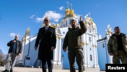 El presidente de Estados Unidos, Joe Biden, camina con el presidente de Ucrania, Volodymyr Zelenskiy, en la Catedral de las Cúpulas Doradas de San Miguel durante una visita no anunciada, en Kiev, Ucrania, el lunes 20 de febrero de 2023. Evan Vucci/Pool vía REUTERS
