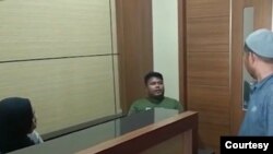 Kru redaksi Teropong News (baju hijau) saat mendapat intimidasi di kota Sorong, papua Barat, 13 Maret 2023. (Courtesy: Teropong News) 