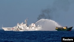 중국 해양경비대 함정이 남중국해에서 필리핀 선박에 물대포를 쏘고 있다. (자료사진)
