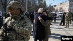 Los presidentes de EEUU, Joe Biden, y de Ucrania, Volodymyr Zelenskiy, se abrazan durante la visita sorpresa de Biden a Kiev, en medio de un fuerte dispositivo de seguridad, el 20 de febrero de 2023.
