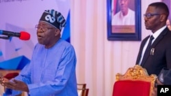 Shubaga Bola Tinubu a tsaye yana magana (Hoto: Facebook/Tinubu)