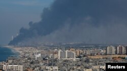 Hayaki na tashi a sama a bangaren Israeli bayan da mayakan Hamas suka afka kudancin Israel - Daga Gaza, Oct. 7, 2023.