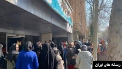 .تجمع خانواده‌های افراد نابینا مقابل ساختمان سازمان بهزیستی کشور