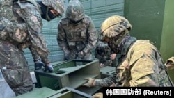 南韓國防部2024年6月9日發布照片顯示，南韓士兵在南北韓非軍事區附近安裝向北韓宣傳的高音喇叭。