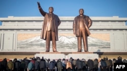 지난 2월 북한 인민군 창건 75주년을 맞아 평양 만수대 언덕의 김일성, 김정일 부자 동상에 참배하는 주민들.