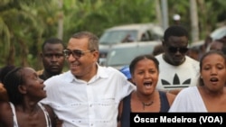 Presidente são-tomense Carlos Vila Nova, com residentes em Cauê, 17 Fevereiro 2023