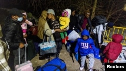 Foto Achiv: Migran travese antre Kanada sou Roxham Road, yon pos fwontye ki pa ofisyel ki lye eta Nouyo ak Quebec, 24 Mas, 2023. 