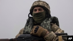 ទាហាន​ជើង​ទឹក​អ៊ុយក្រែន​កាន់​កាំភ្លើង AK-47 នៅសមរភូមិជិត​ទន្លេ Dnipro ក្បែរទីក្រុង Kherson ប្រទេស​អ៊ុយក្រែន កាល​ពី​ថ្ងៃ​ទី​១៤ ខែ​តុលា ឆ្នាំ​២០២៣។