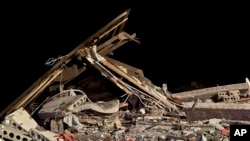 រូបថតផ្សាយដោយរដ្ឋបាលតំបន់ Belgorod បង្ហាញបំណែកអគារដែលត្រូវបានបំផ្លាញដោយ​ការ​បាញ់​ទម្លាក់​ដ្រូនរបស់​អ៊ុយក្រែន កាលពីថ្ងៃព្រហស្បតិ៍ ទី ១២ ខែតុលា ឆ្នាំ ២០២៣។ (Belgorod region governor Vyacheslav Gladkov telegram channel via AP)