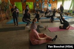 2023年3月30日，自战争开始以来留在伊久姆的青少年回到了他们的舞蹈课。(美国之音博夏特拍摄)