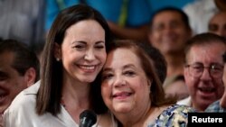 Venezuela eski başkan adayı Marica Machado(solda) ve yeni başkan adayı Corina Yoris.