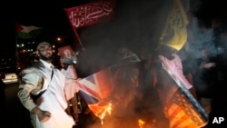 Demonstranti u Teheranu pale zastave SAD i Velike Britanije (Foto: AP/Vahid Salemi)