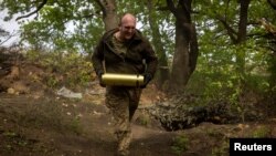우크라이나 쿠피안스크 외곽에서 포탄을 나르고 있는 우크라이나군 병사 (자료사진)