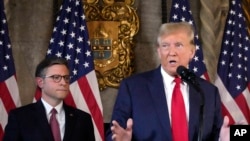 美國前總統特朗普和眾議院議長麥克約翰遜2024年4月12日在佛羅裡達海湖莊園舉辦記者會。