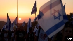 Porodice i pristalice izraelskih talaca koje Hamas drži od 7. oktobra marširaju prema Jerusalemu, u pokušaju da izvrše pritisak na njihovu vladu da pregovara o sporazumu o oslobađanju njihovih najmilijih, 11. jula 2024.