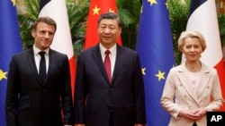 中國領導人習近平在北京會晤到訪的歐盟委員會主席馮德萊恩和法國總統馬克龍。（2023年4月6日）